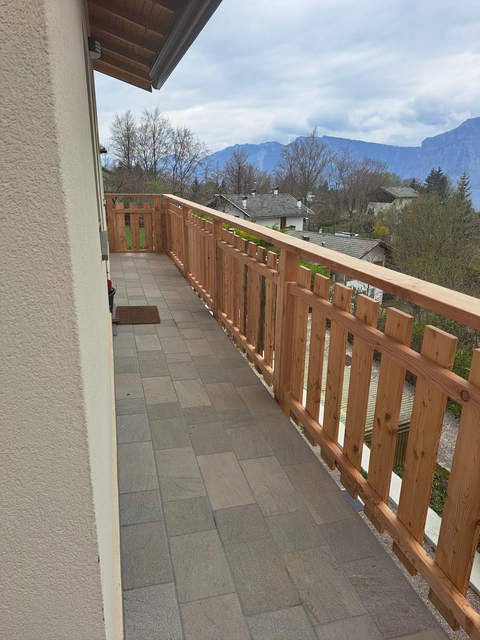 Dettaglio del progetto Parapetto per balcone in legno massello: Parapetto per balcone a doghe verticali che unisce calore e sicurezza. - Immagine 2
